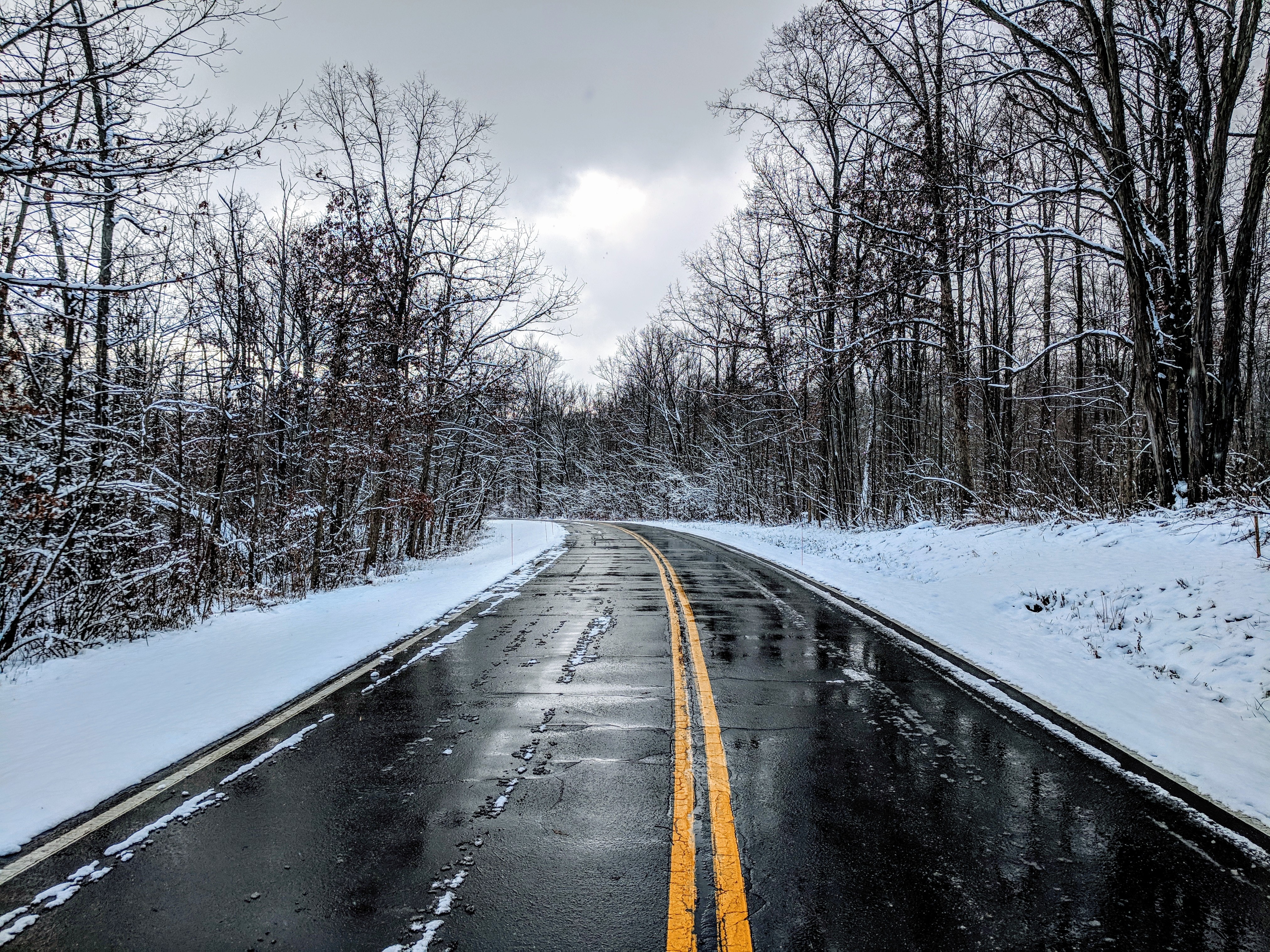 Gli pneumatici invernali sono anche verificati nella guida su strade bagnate o con fanghiglia.