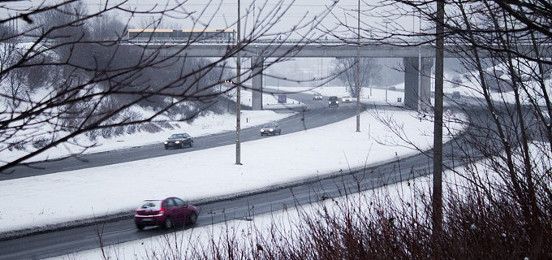 Guidare in inverno non è facile; è opportuno pertanto equipaggiare la vettura con pneumatici adeguati.