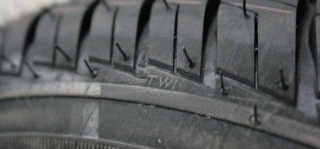 Ti stai chiedendo che battistrada è raccomandato per le gomme invernali? Il suo valore non dovrebbe essere inferiore a 4 mm (potrai controllarlo per mezzo dell’indice TWI)