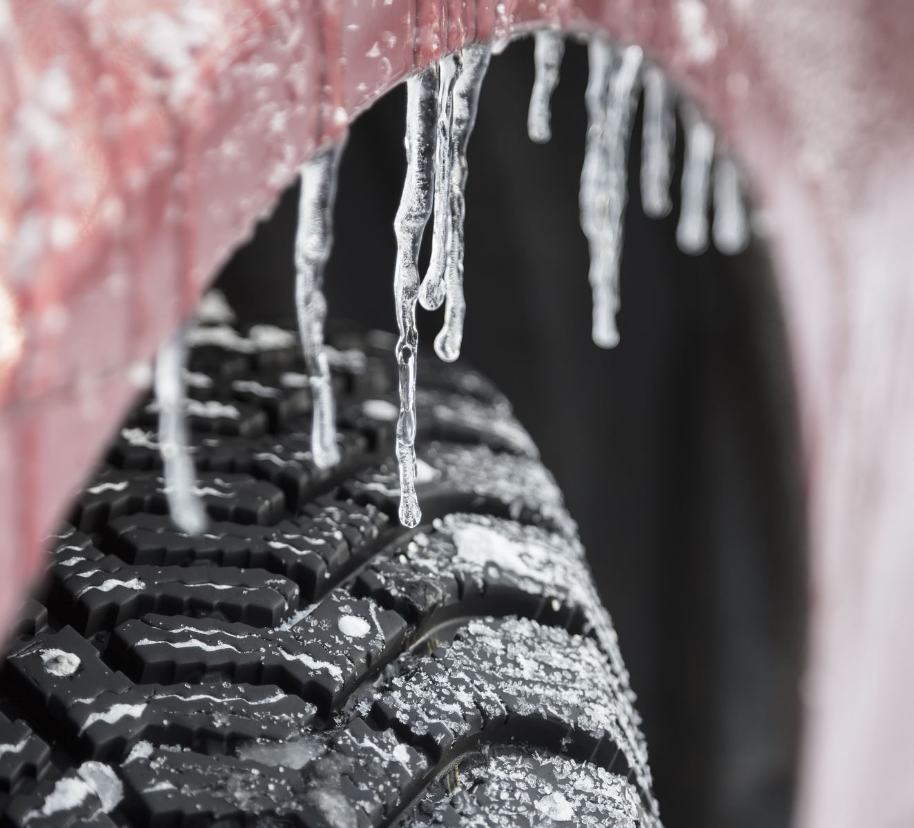 Gli pneumatici invernali sono fatti di miscele che non si irrigidiscono al freddo. Gli pneumatici invernali sono fatti di miscele che non si irrigidiscono al freddo.