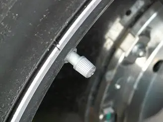 Primo Piano Della Valvola Del Pneumatico Di Una Ruota Dell'auto