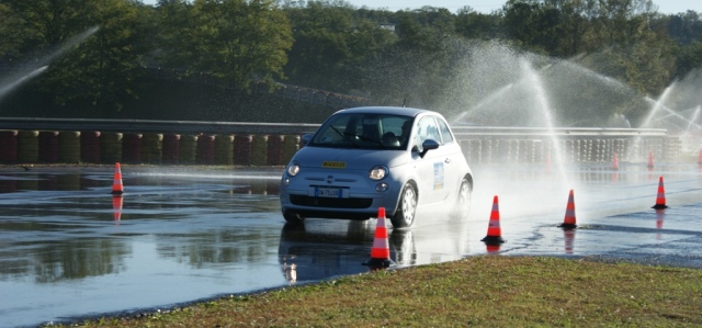 Le migliori marche di pneumatici sono testate per l'aquaplaning. (fot. Pirelli) Le migliori marche di pneumatici sono testate per l'aquaplaning. (fot. Pirelli)