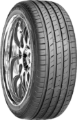 Primo piano del battistrada Roadstone N`FERA SU1 245/40 R19 98 Y XL
