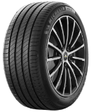 Primo piano del battistrada Michelin Primacy 4 245/45 R17 99 Y XL, MO