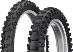 Primo piano del battistrada Dunlop Geomax MX33 100/100-18 59 M Posteriore TT NHS