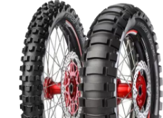 Primo piano del battistrada Metzeler Karoo Extreme 150/70 R18 70 S Posteriore TL M/C