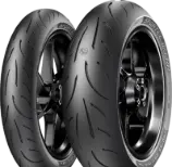 Primo piano del battistrada Metzeler Sportec M9 RR 110/70 R17 54 H Anteriore TL M/C .