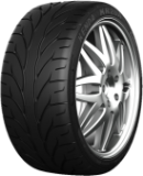 Primo piano del battistrada Kenda Kaiser KR20A 255/35 R18 90 W NHS, E-mark