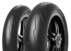 Primo piano del battistrada Pirelli Diablo Rosso IV 200/60ZR17 80 W Posteriore TL M/C