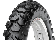 Primo piano del battistrada Maxxis M6006 Dual Sport 130/80-17 65 S Posteriore TT M/C