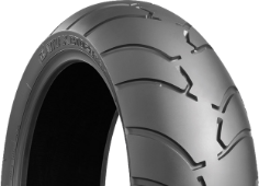 Primo piano del battistrada Bridgestone BT 028 200/50 R18 76 V Posteriore TL M/C G